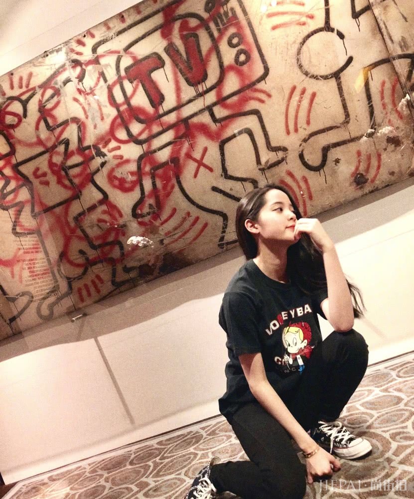 ŷ�����Ȱ�ɫ���´����˶�����Ƥ����Ů